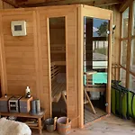 Heerlijke Met Zwembad En Sauna Bij Het Villa Bergen aan Zee